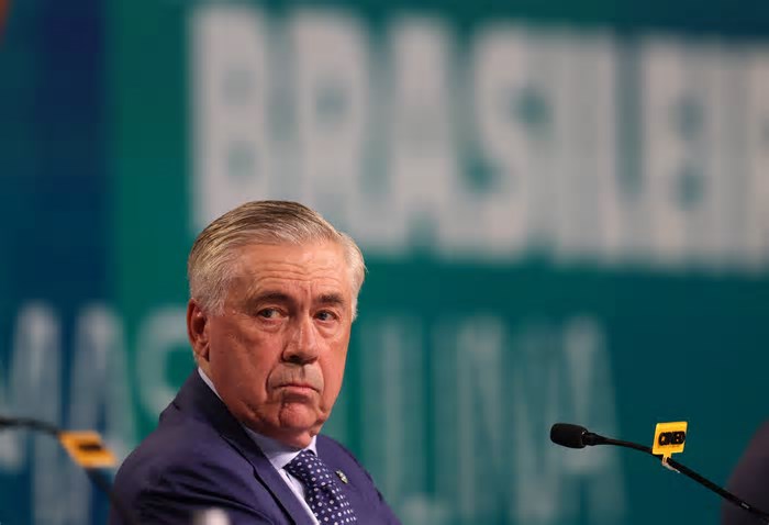 É #FAKE foto de Ancelotti bebendo cerveja e vestindo camisa do Flamengo