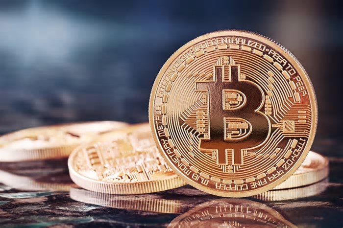 Criptomoedas: bitcoin supera US$ 111 mil e renova recorde com apoio macro e regulatório