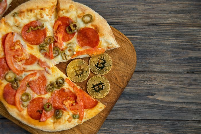 Bitcoin Pizza Day: criptomoedas que pagavam 2 pizzas em 2010 hoje valem mais de US$ 1 bilhão