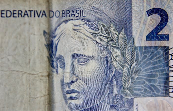 Nota de 2 reais pode te render R$ 3 mil; confira se tem alguma!