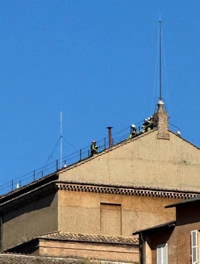 Escolha do novo papa: Capela Sistina instala chaminé para conclave