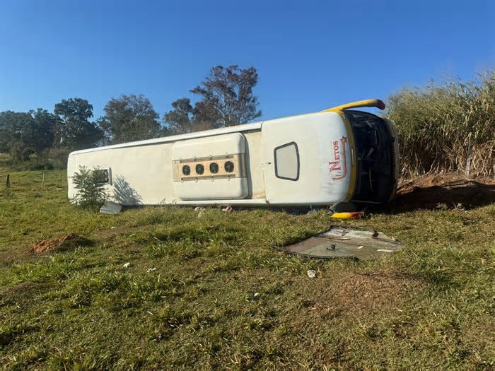 Ônibus que se envolveu em acidente que matou 2 pessoas em MG fazia bate e volta para praia no Rio de Janeiro
