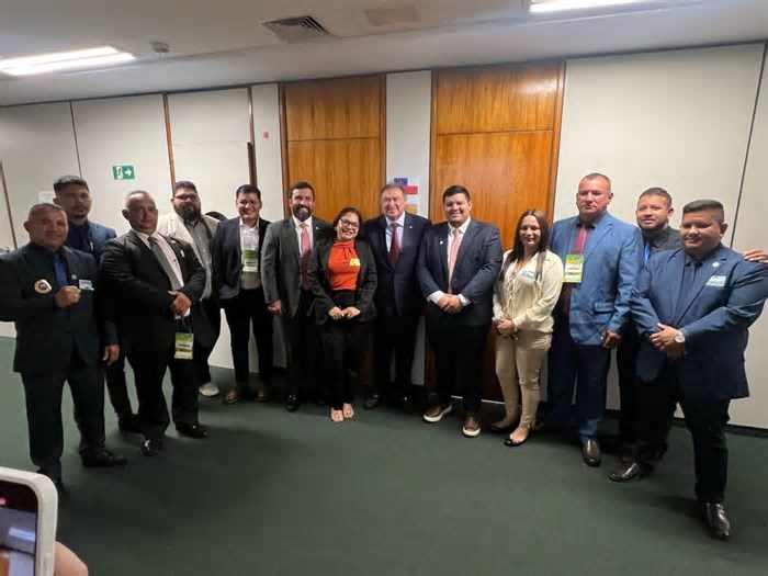 Átila Lins apoio prefeitos, vices e vereadores na marcha a Brasília