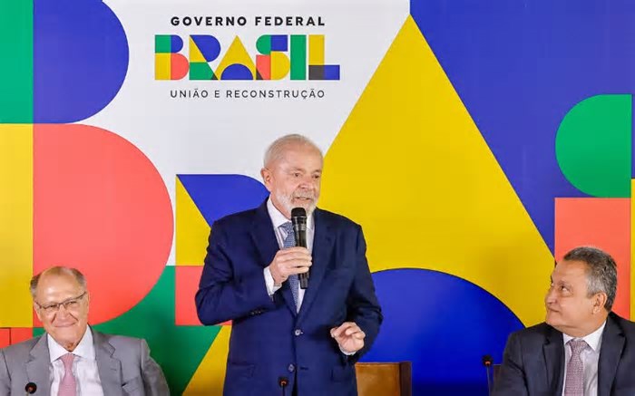 Lula deve vir a Manaus para inaugurar obras, diz ministro das Cidades