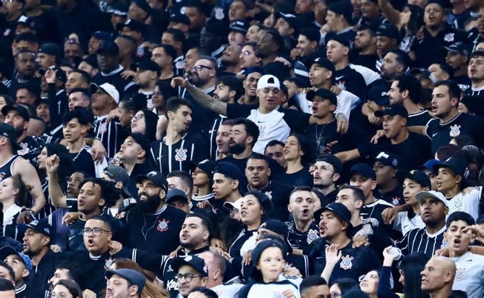 Mesmo em crise e eliminado, Corinthians lidera média de público visitante no Brasileirão Betano