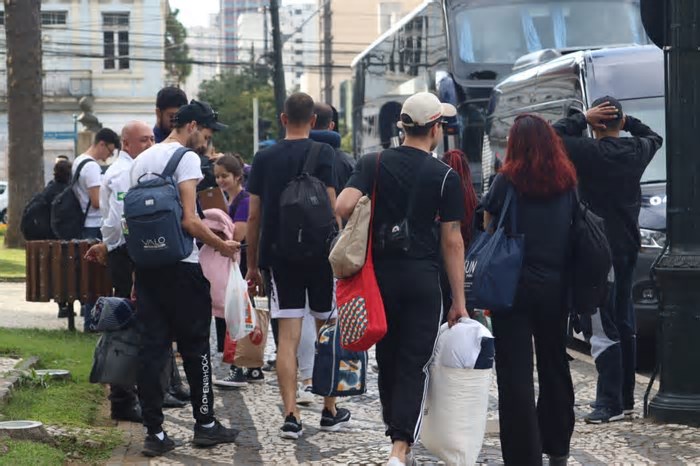 Fãs embarcam em caravana de Curitiba para o show gratuito de Lady Gaga no Rio de Janeiro