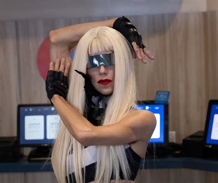 Lady Gaga Cover se apresenta na orla de Copacabana com show gratuito