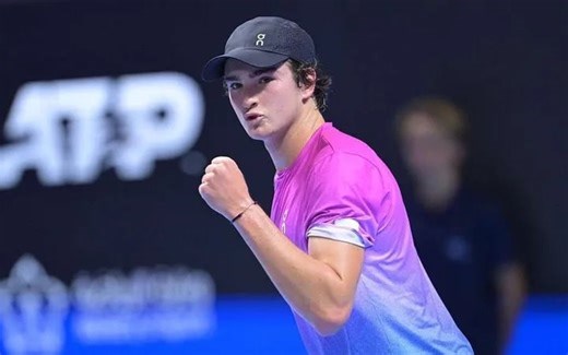 João Fonseca trilha caminho vitorioso de Guga no saibro e desponta em Roland Garros