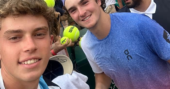 Gaúchos viralizam com camisas do Grêmio em Roland Garros e falam sobre ambiente em jogos de João Fonseca:
