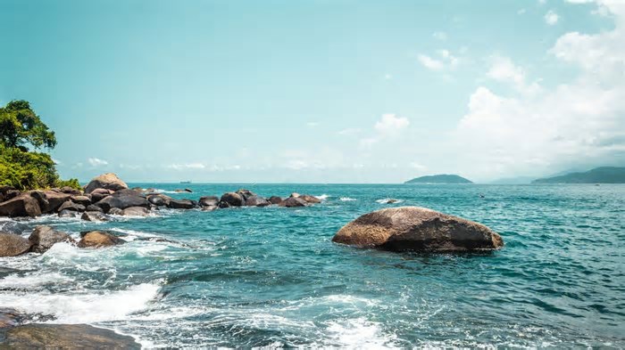Essa ilha brasileira não permite veículos motorizados e vive do turismo a pé