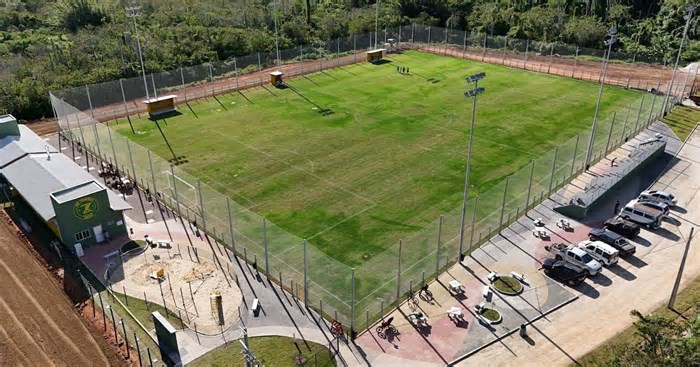Tradicional time amador de Florianópolis inaugura estádio com arquibancada no sul da Ilha