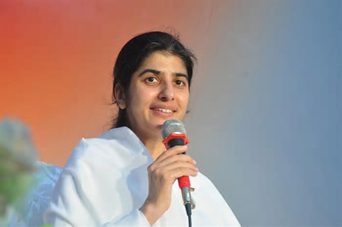 Serra Negra recebe pela primeira vez a mestra indiana BK Shivani em palestra sobre meditação e cura da mente