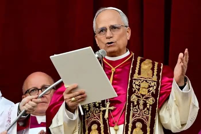Papa Leão XIV canta oração “Regina Caeli” na Praça São Pedro
