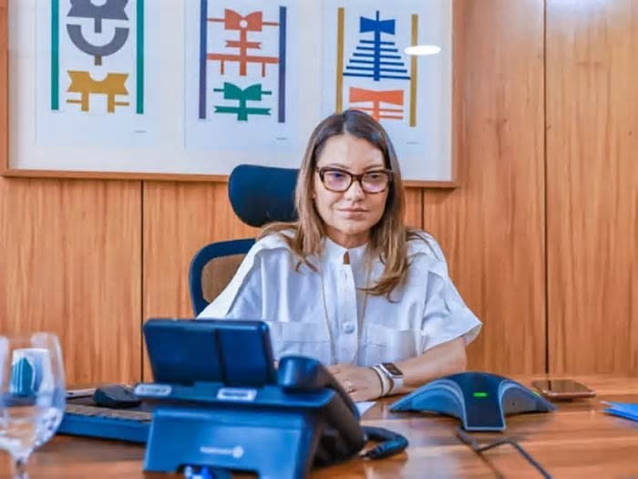 Justiça dá 20 dias para governo explicar gastos com viagens de Janja