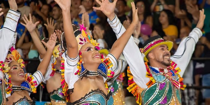 Cortejo de quadrilhas abre temporada de festas juninas em Recife