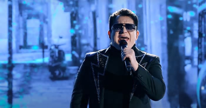 Marrone teve cinco costelas trincadas e passou por cirurgia após queda de palco; ele segue internado