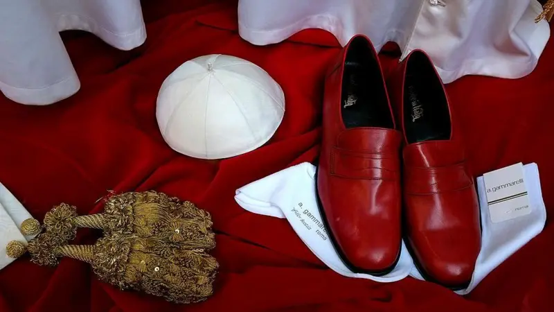 Papa recebe salário? E por que usa sapatos vermelhos? Veja respostas