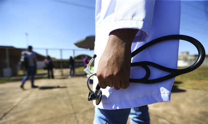 Brasil dobrará número de médicos em uma década, mas desigualdade regional persiste, diz estudo