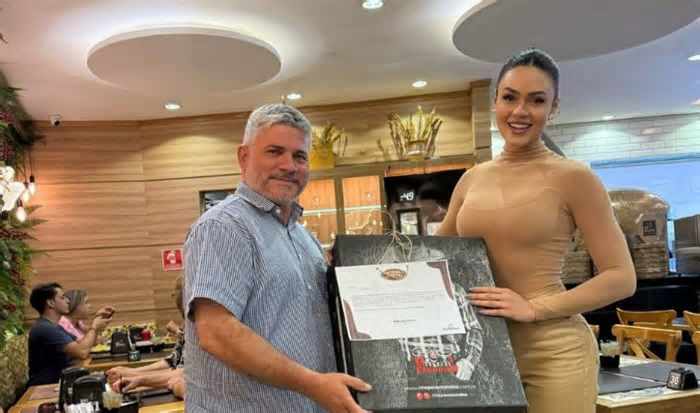Prefeito Sérgio Lopes entrega convite à modelo Juliana Melo para o 12° Circuito Country de Epitaciolândia