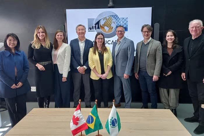 Paraná e consórcio de universidades do Canadá discutem parcerias em ciência
