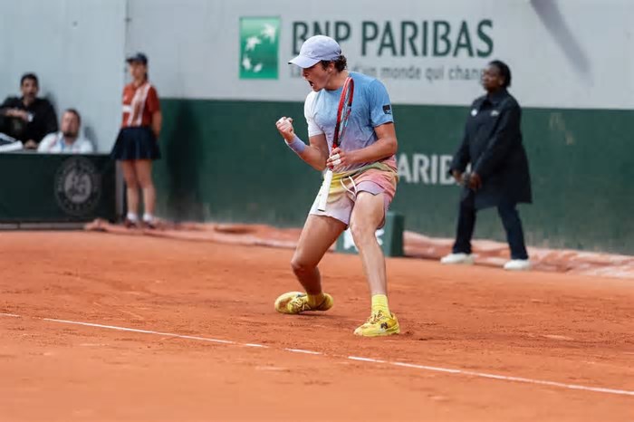 Em lágrimas, João Fonseca celebra vitória em Roland Garros no dia do aniversário da mãe