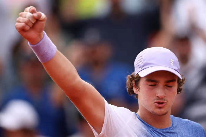 Pressão e surpresa da avó: João Fonseca explica choro após vitória em Roland Garros
