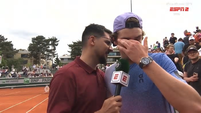 João Fonseca chora muito após nova vitória em Roland Garros: 'Muita pressão'