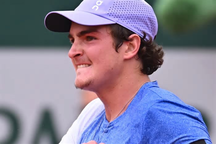 João Fonseca domina francês e avança à terceira rodada de Roland-Garros