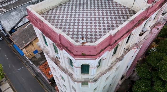 Ex-camareira assume hotel tombado no Recife e transforma espaço em hospedagem e moradia