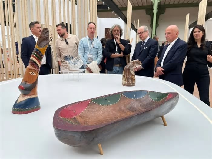 Bienal Internacional Révélations é aberta com presença de artesãos paraibanos e com visita da Embaixada do Brasil na França