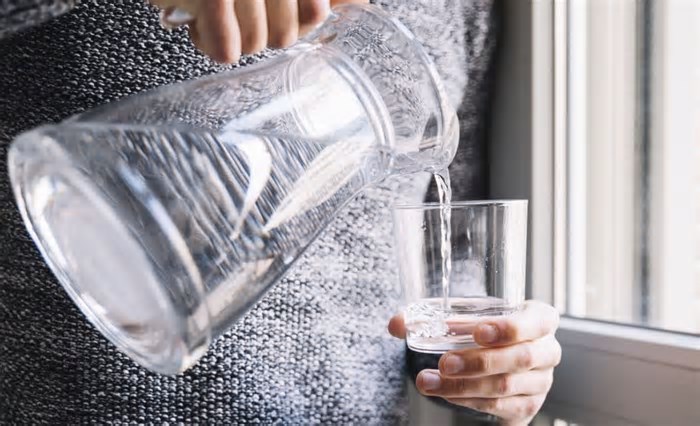 Nem dois litros, nem oito copos: quanto de água beber por dia, segundo a ciência
