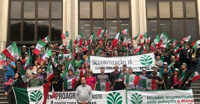 Agricultores cobram solução para dívidas rurais em protesto em Porto Alegre