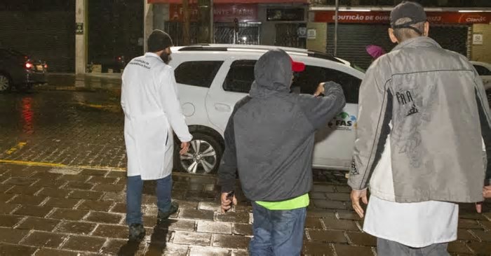 Frio e chuva mobilizam ações de acolhimento à população em situação de rua em Caxias do Sul
