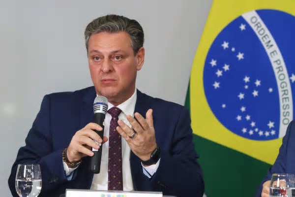 Foco de gripe aviária em granja comercial em no RS está contido, assegura Fávaro