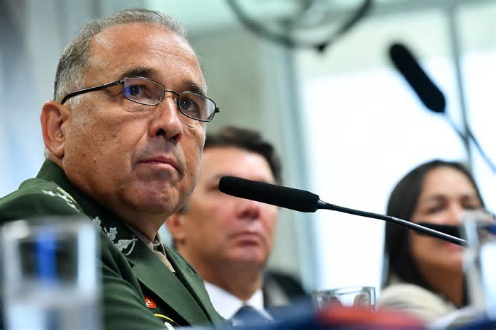 Moraes manda intimar ex-comandante do Planalto após ausência em depoimento sobre tentativa de golpe