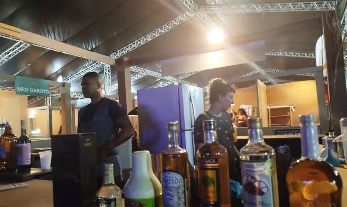 Produção de cachaça tem crescido, mas setor lamenta preconceito