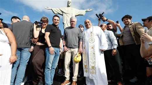 Novo técnico da seleção, Carlo Ancelotti visita Cristo Redentor pela primeira vez