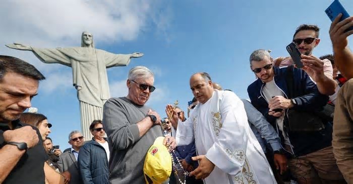 Carlo Ancelotti conhece Cristo Redentor, é festejado por populares e recebe bênção de padre