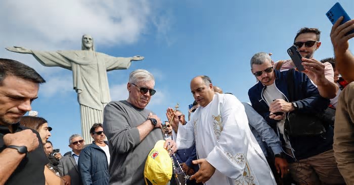 Carlo Ancelotti conhece Cristo Redentor e recebe benção de padre; veja fotos