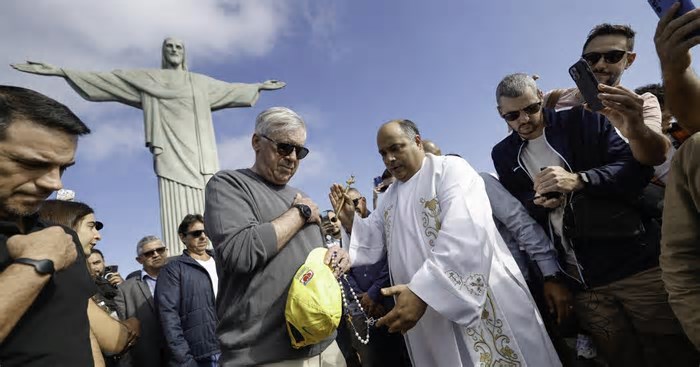 Carlo Ancelotti visita o Cristo Redentor no Rio e recebe bênção