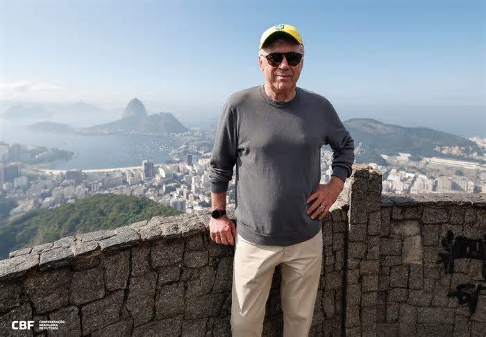 Carlo Ancelotti tira manhã de sábado para conhecer Cristo Redentor e ganha bênção de padre