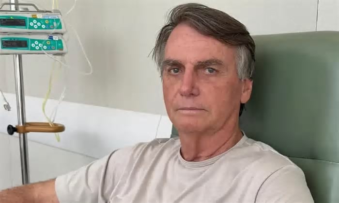 Bolsonaro tem alta após três semanas internado em Brasília