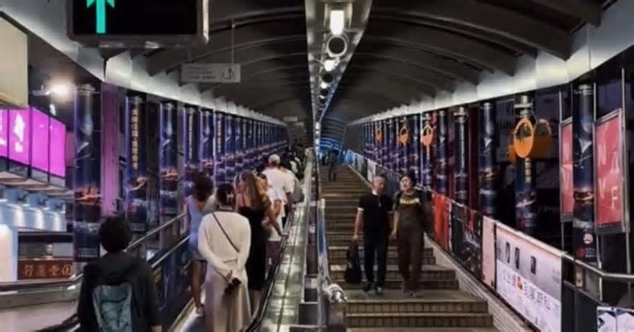 Como é o tour pela escada rolante mais longa do mundo, que tem 800 metros e cruza 13 ruas