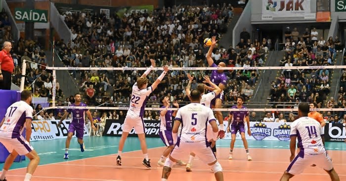 Ginásio lotado e craques na quadra: Gigantes do Vôlei mostra força da modalidade no Estado