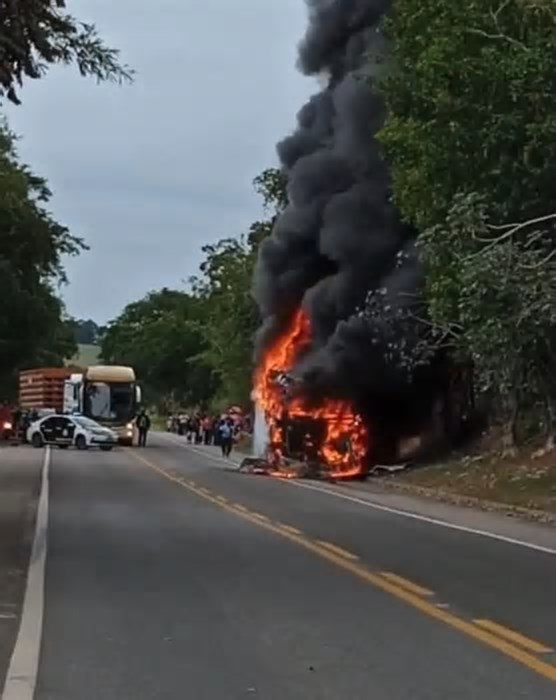 Ônibus de turismo pega fogo na BR-116, em Jamapará, distrito de Sapucaia-RJ