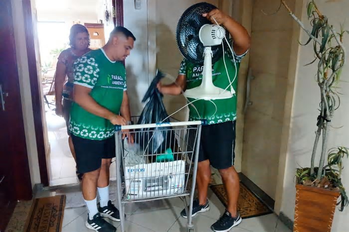 Jovens do ‘Parada Ambiental’ recolhem resíduos recicláveis em domicílios