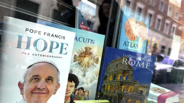 Antes do conclave, fiéis procuram nas prateleiras pistas sobre a eleição do novo Papa