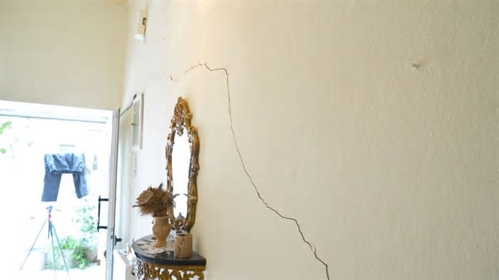 Reportagem na aldeia grega onde se abriram fissuras nas casas e nas estradas - e ninguém sabe porquê