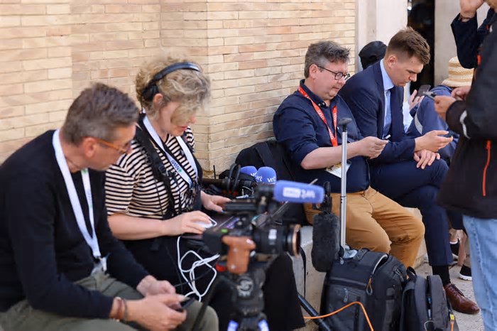 Conclave: Jornalistas, crentes e não-crentes partilham «enorme expectativa» para a eleição do novo Papa na Praça de São Pedro