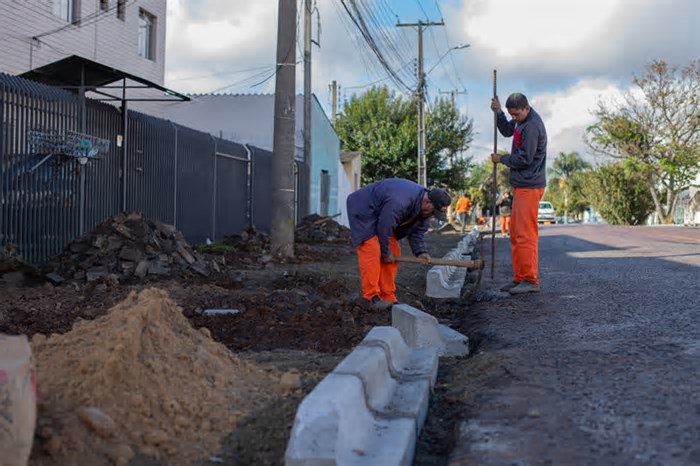 Prefeitura de Curitiba recupera calçada de rua que dá acesso à unidade de saúde no Boqueirão